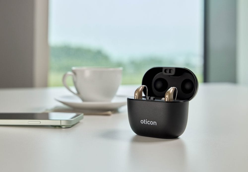 Oticon_Intent_Still_Life_miniRITE_SmartCharger_Coffee_MS_1556