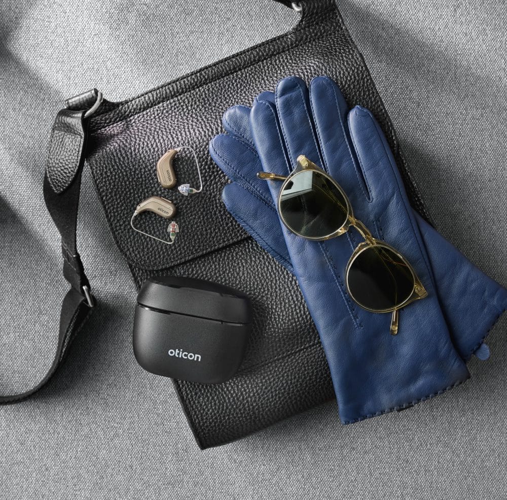 Oticon_Intent_Still_Life_miniRITE_SmartCharger_Sunglasses_gloves_MS_1399