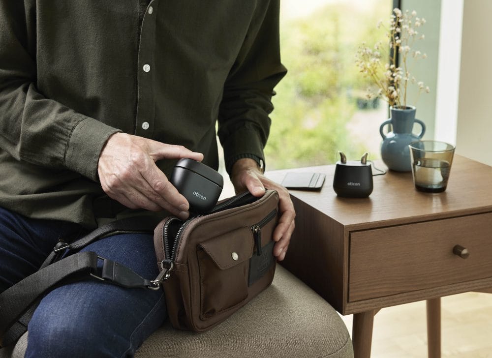 Oticon_Intent_Still_Life_miniRITE_SmartCharger_and_Desk_Charger_Combi_MS_1313