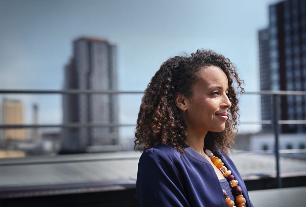 Oticon_Zeal_Hero1_Rooftop_KC_25_2_3109_Expire_22_10_2030